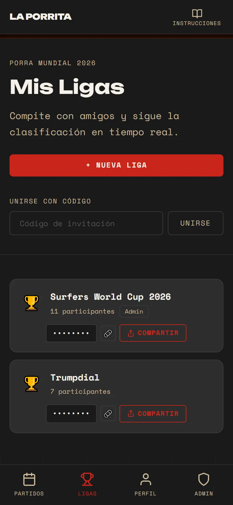 Pantalla «Mis ligas» en un teléfono: crear una liga, unirse con un código y dos ligas con su botón de compartir. Los códigos de invitación están tapados.